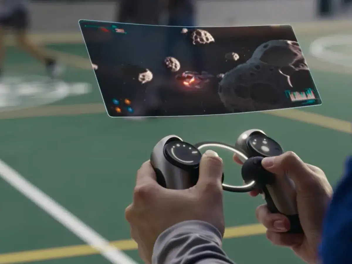 Jugando a un juego espacial con el mando PS6, esquivando asteroides en un campo deportivo.