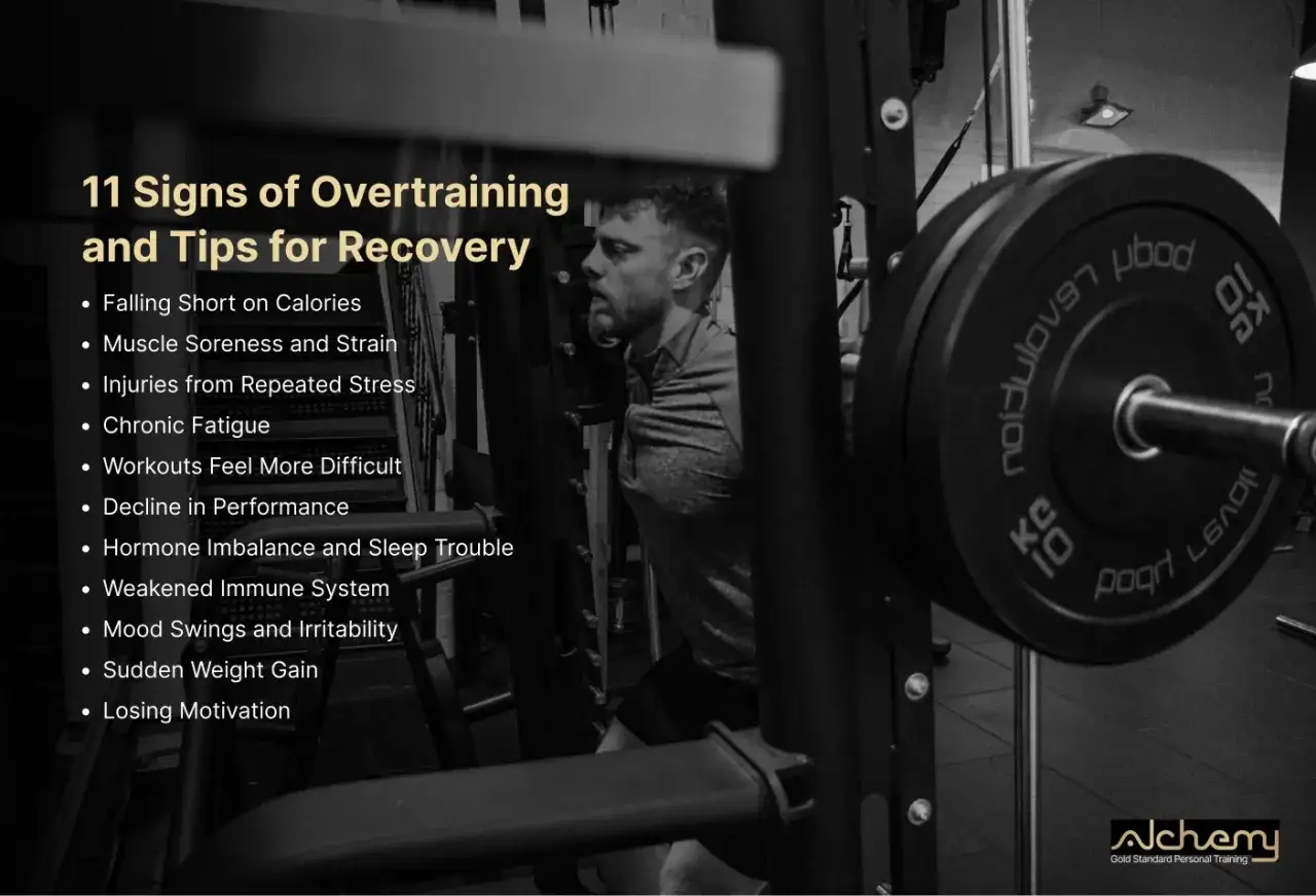 Mann im Fitnessstudio, der die Anzeichen von Übertraining und Erholung zeigt. Was passiert, wenn man zu viel trainiert: Müdigkeit, Leistungseinbußen, Stimmungsschwankungen.
