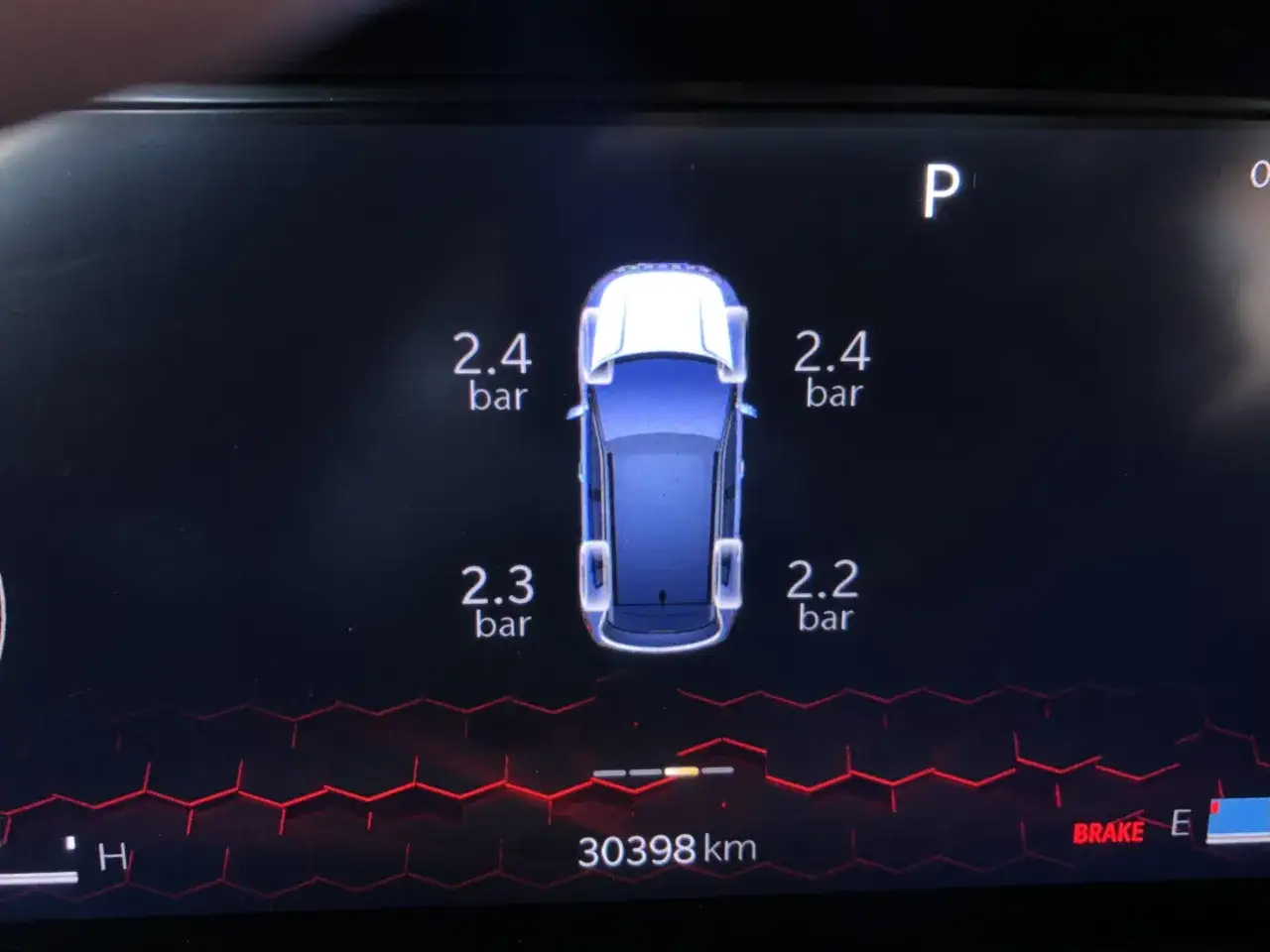 Jeep Compass d&auml;cktrycksvisning visar oj&auml;mnt tryck, ett potentiellt problem.