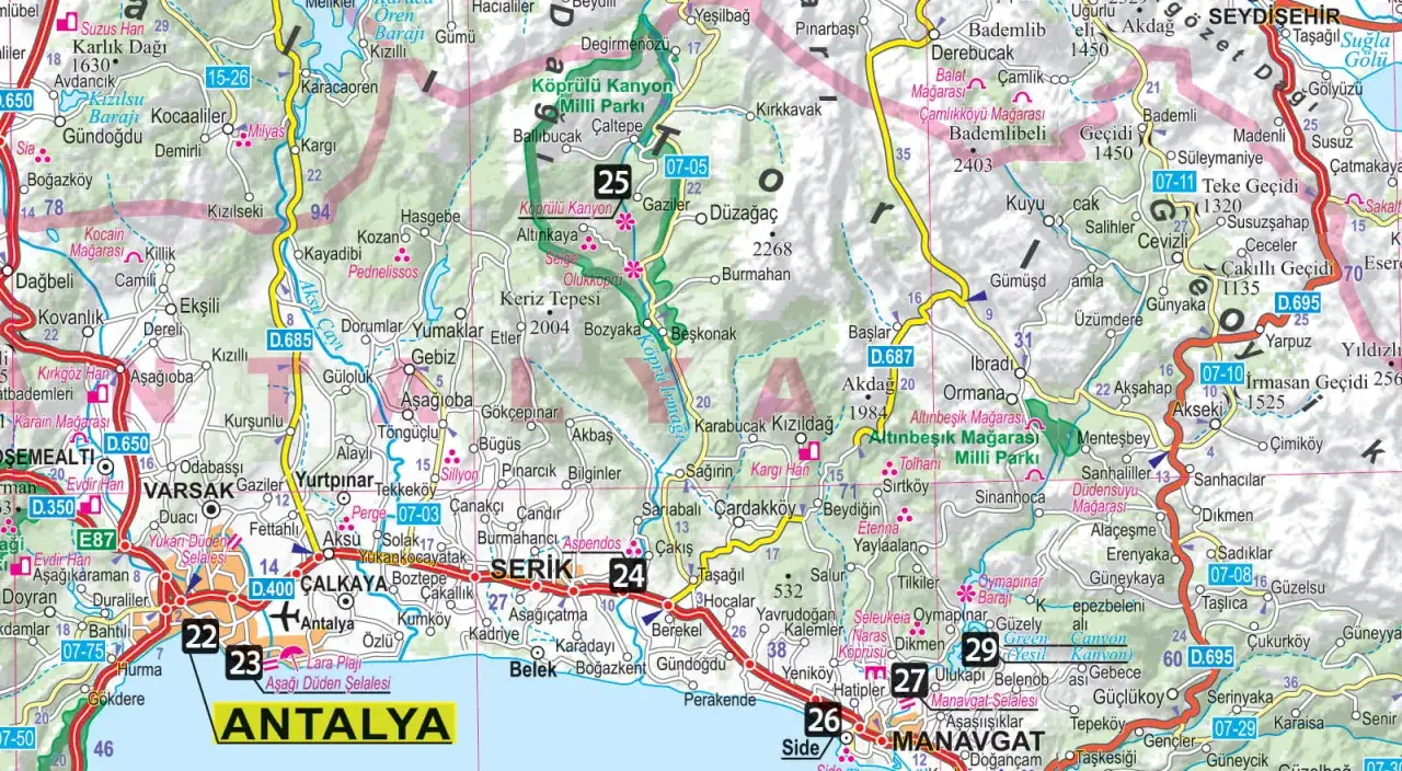 Mapa pokazuje, gdzie leży Turcja, z zaznaczonymi miastami jak Antalya, Serik i Manavgat, oraz drogami i parkami narodowymi.