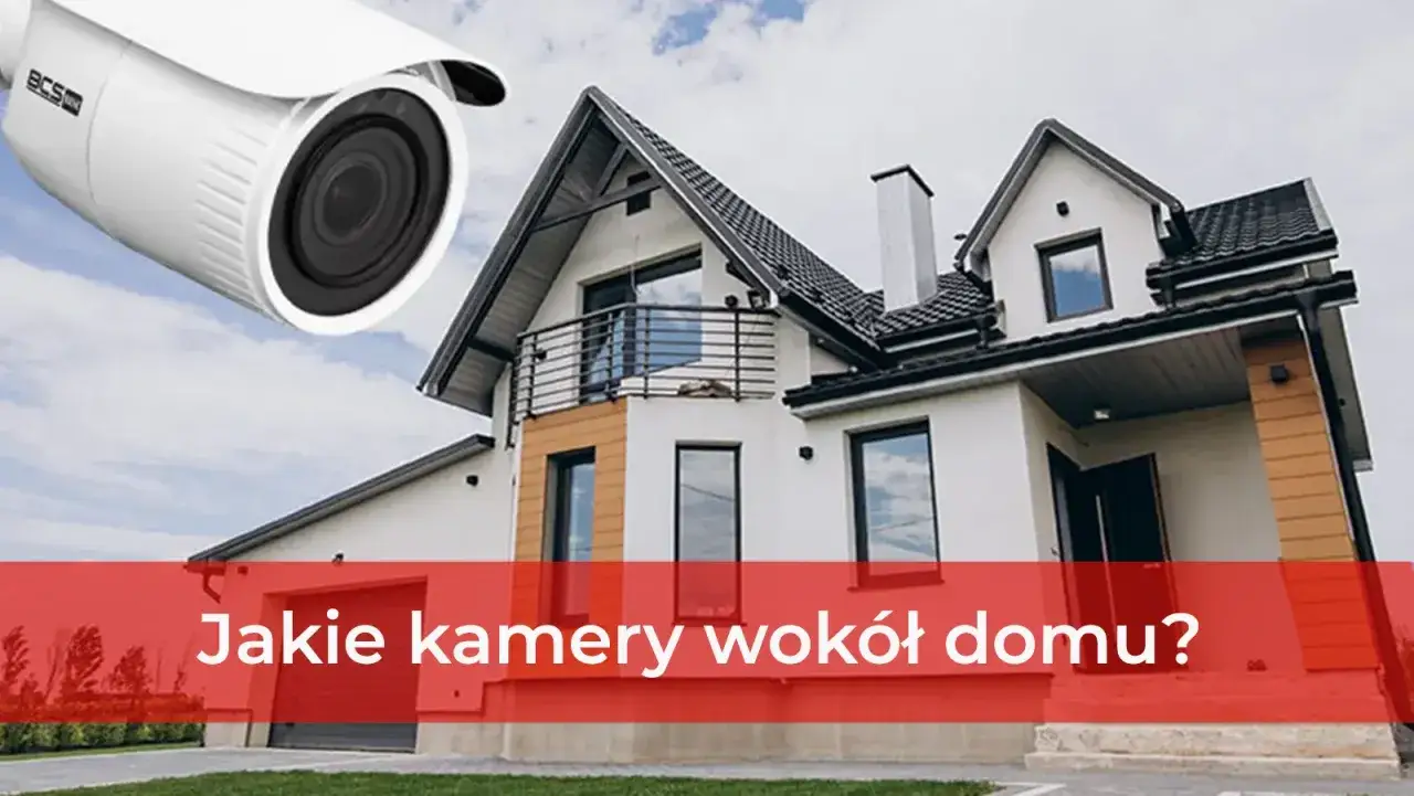 Jaka kamera do monitoringu sprawdzi się najlepiej wokół domu? Biała kamera BCS na tle nowoczesnej willi.