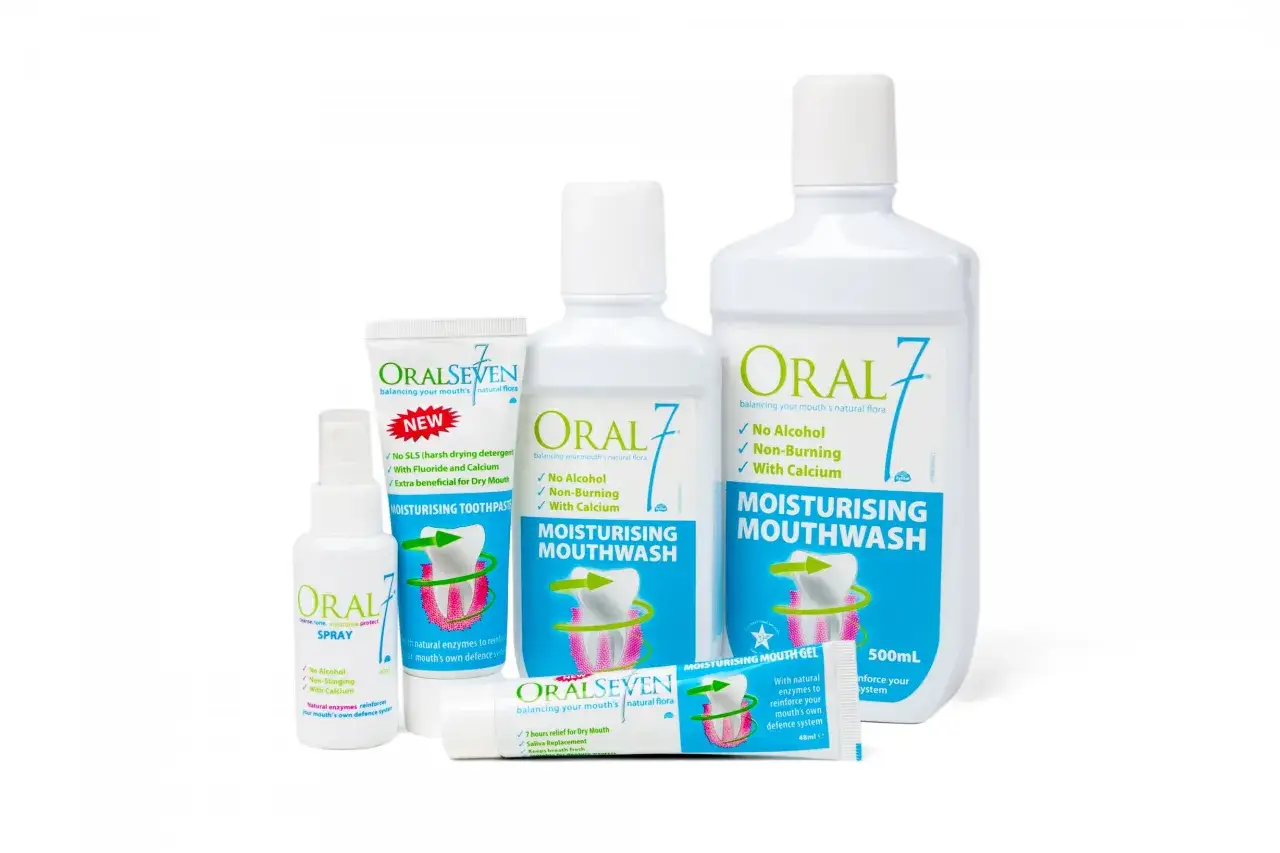 Zestaw produktów Oral7: pasta, spray, płyn i żel do ust. Pomocne w walce z aftami i suchością w jamie ustnej.