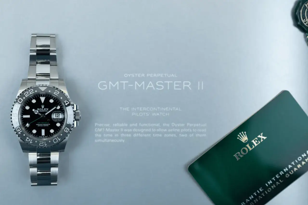 Rolex Oyster Perpetual GMT-Master II, en klocka för piloter som visar tiden i tre tidszoner, perfekt för resor med gmt tid.