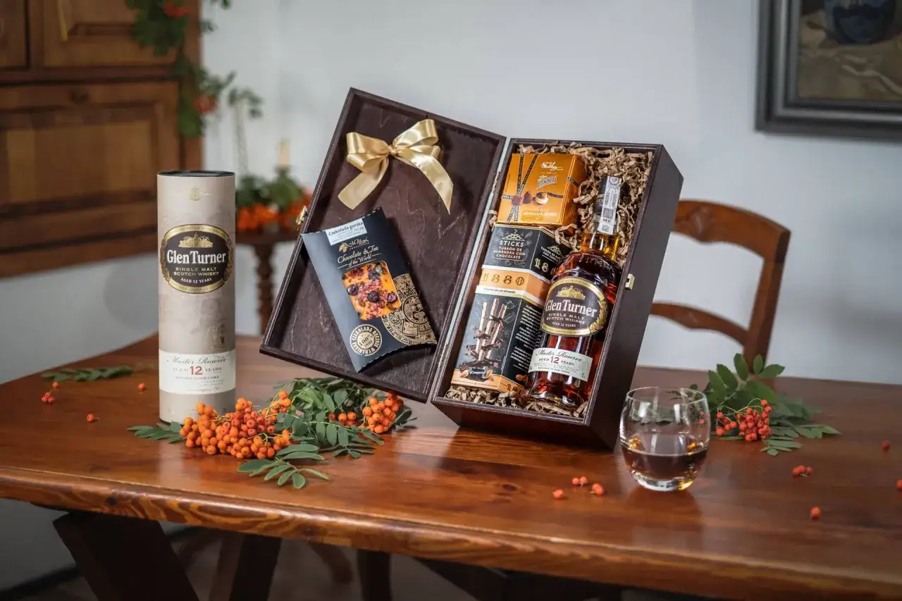 Zestaw prezentowy whisky Glen Turner 12yo z czekoladą i pralinami – idealny, by zacząć przygodę z whisky.