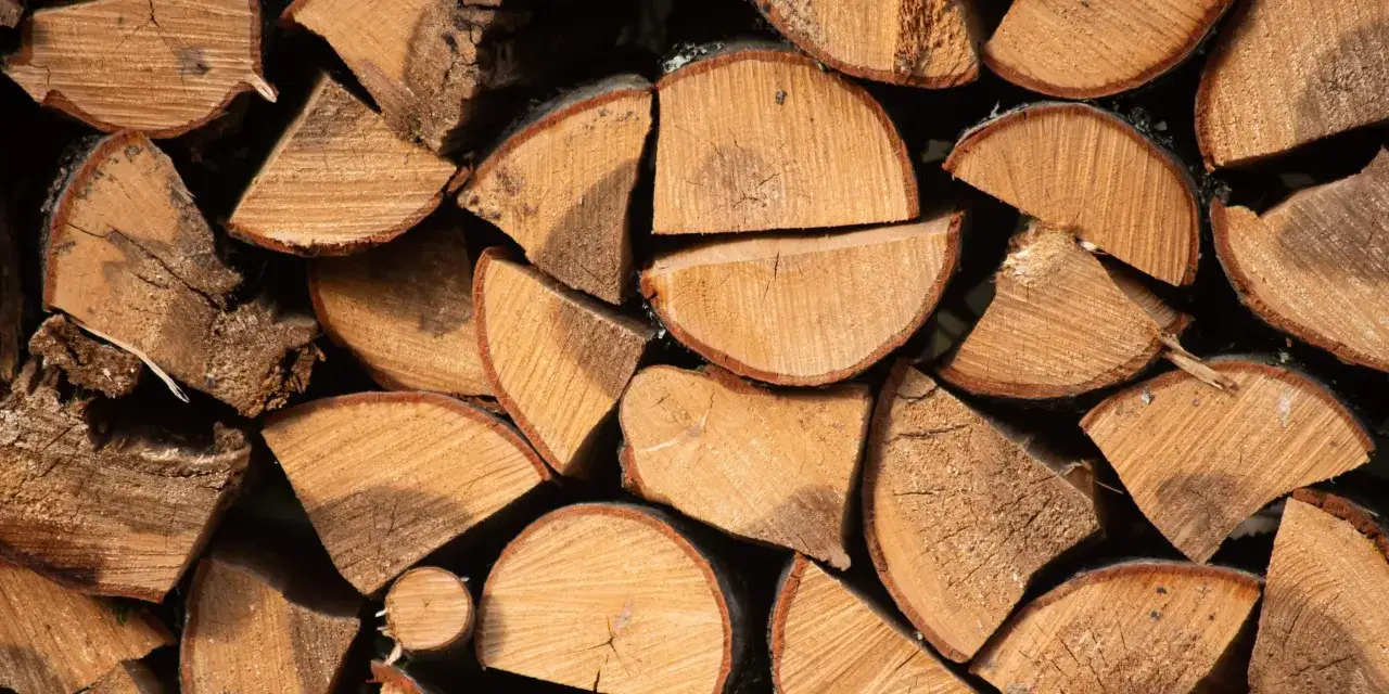Stapel von gespaltenem Weidenholz, bereit als Brennholz f&uuml;r gem&uuml;tliche Winterabende.