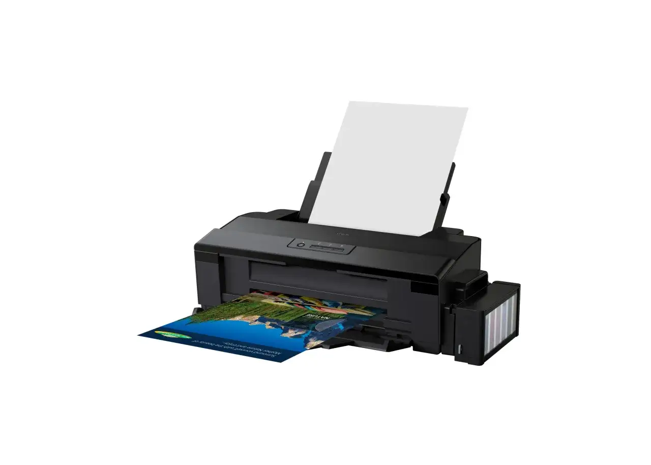 Czarna drukarka Epson z systemem ITS drukuje kolorową kartkę z krajobrazem. Szukasz, jaka drukarka najtańsza w eksploatacji? Ten model może być odpowiedzią.