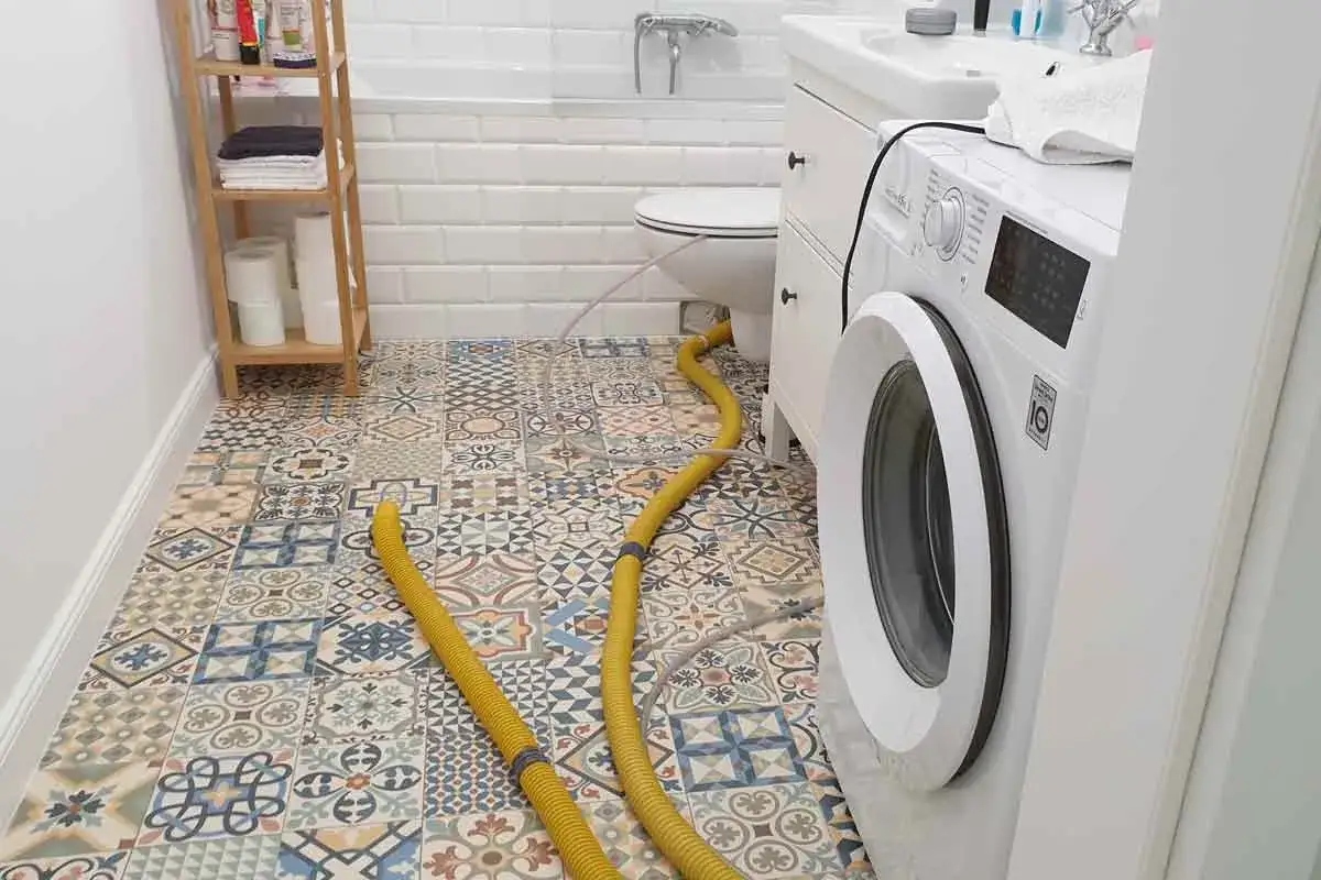 Pierwsze kroki po zalaniu mieszkania, odłączanie prądu, usuwanie wody