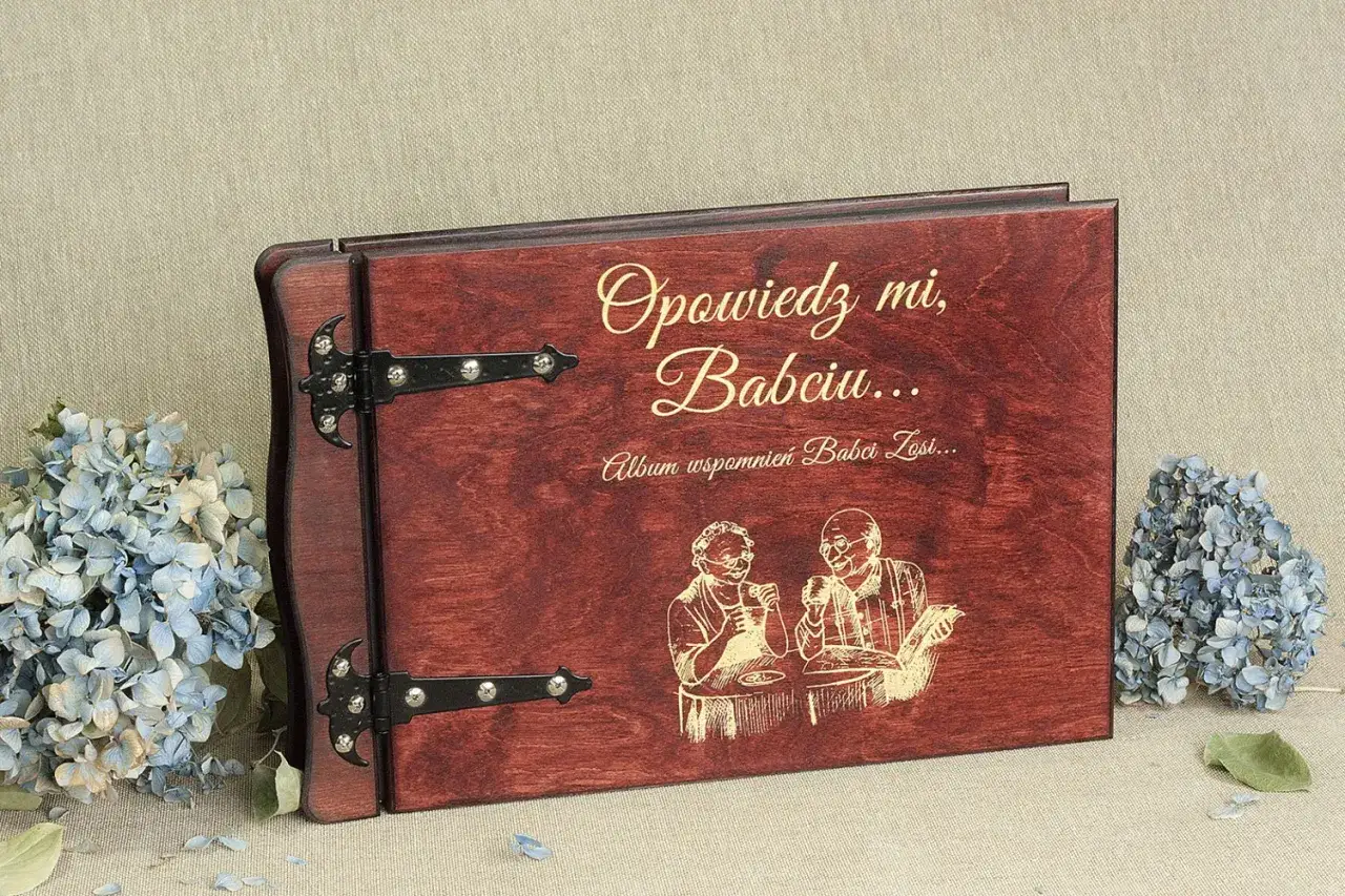 Drewniany album z wygrawerowanymi cytatami do albumu dla dziadk&oacute;w. Uwiecznij wspomnienia z Babcią Zosią.