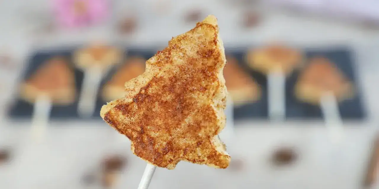 Ein armer Ritter, der nach einem Festmahl sucht, findet ein köstliches, zimtbestäubtes Gebäck in Form eines Baumes auf einem Stiel.