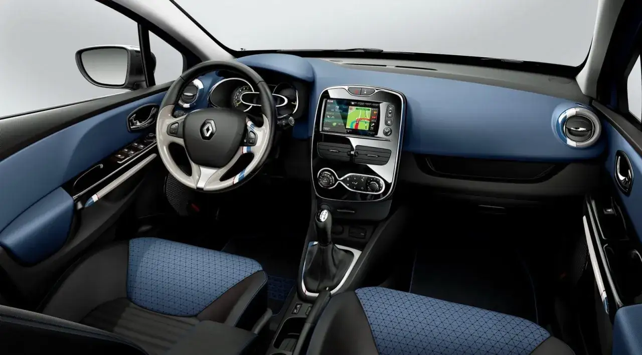 Wnętrze Renault Clio 4 2013 z niebieskimi akcentami i ekranem nawigacji.
