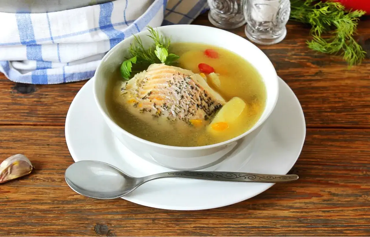 Prawdziwa zupa rybna z głów, z kawałkiem ryby, ziemniakami i koperkiem. Aromatyczna i sycąca.