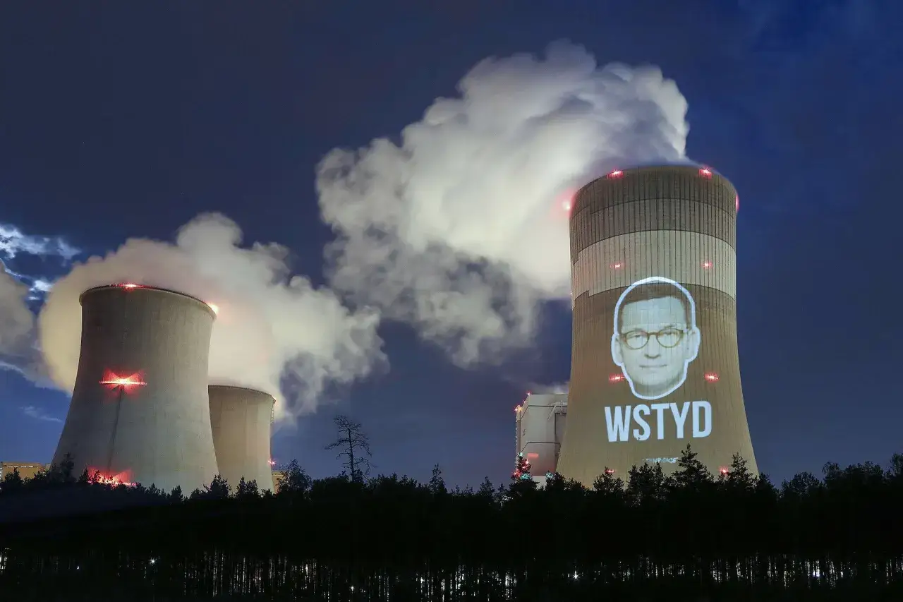 Chłodnie kominowe PGE Górnictwo i Energetyka Konwencjonalna z projekcją twarzy i napisem 