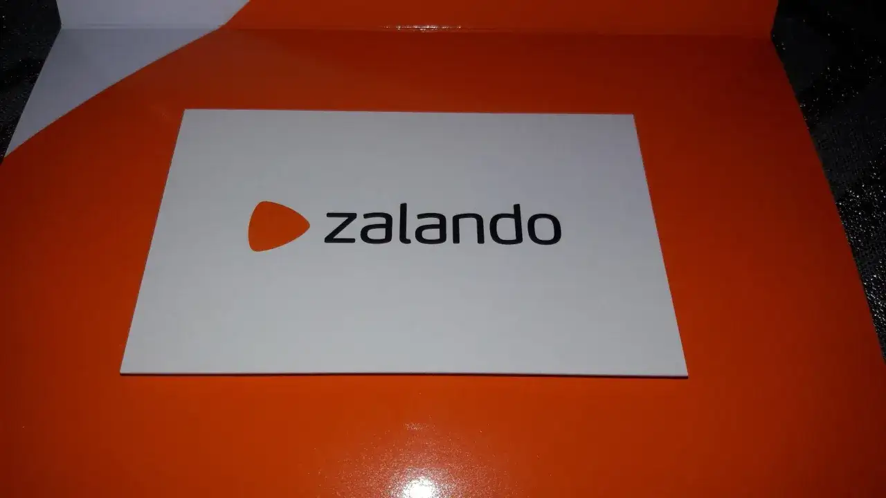 Karta z logo Zalando. Zastanawiasz się, ile czasu na zwrot masz w Zalando? Sprawdź warunki, by wiedzieć, jak długo możesz zwrócić zamówienie.