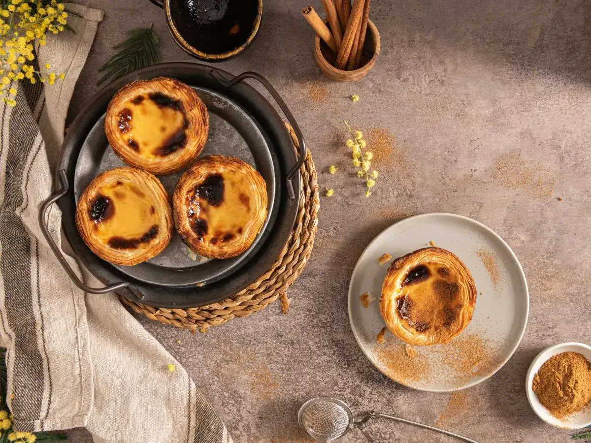 Pasteles de nata recién horneados, listos para disfrutar. Una delicia de la pastel de nata recipe.