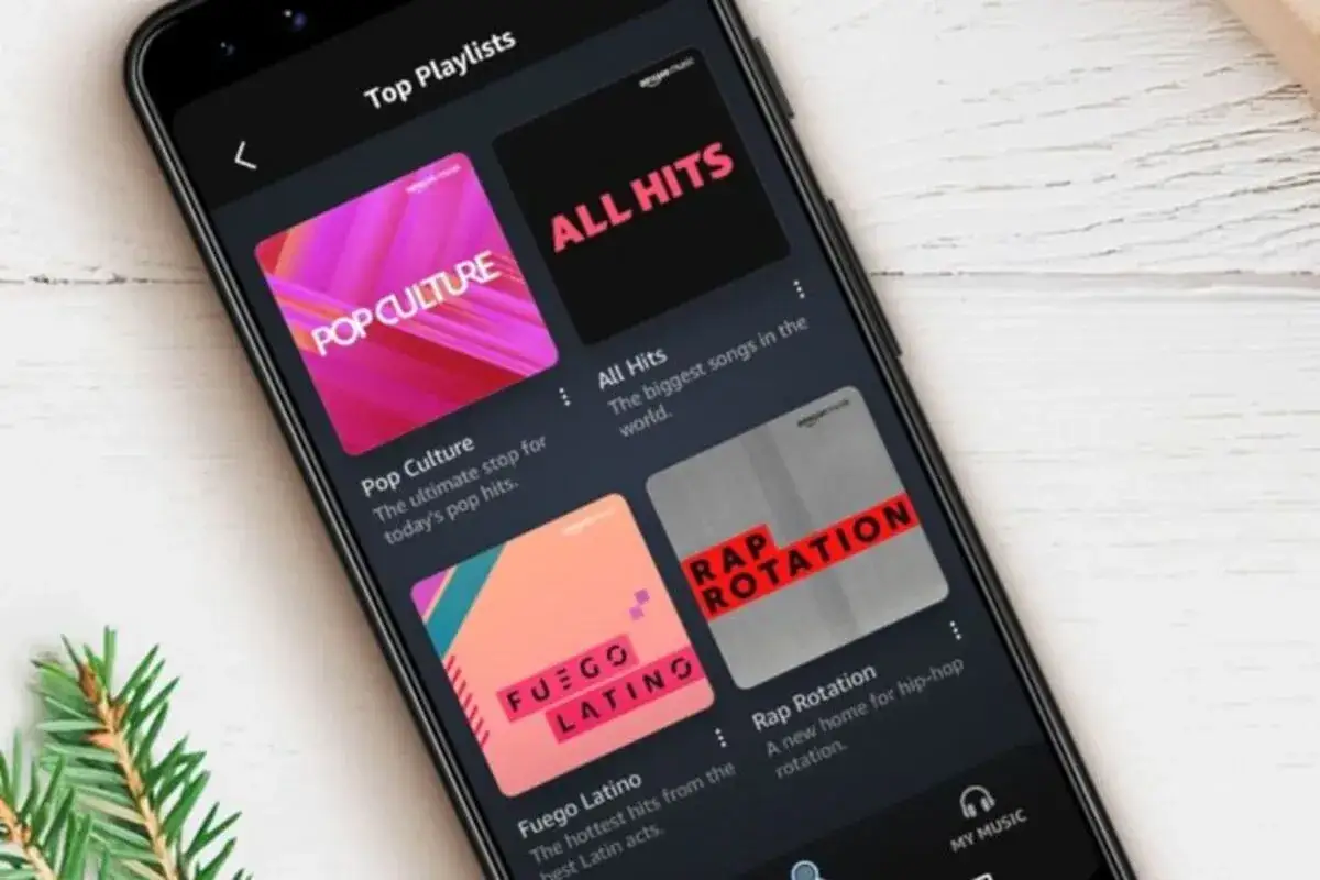 Telefon z aplikacją Amazon Music Unlimited, wyświetlający playlisty 