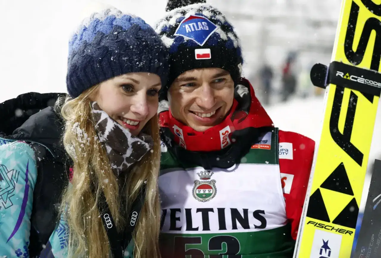 Kamil Stoch z żoną, uśmiechnięci w śnieżnej scenerii. Czy to pytanie