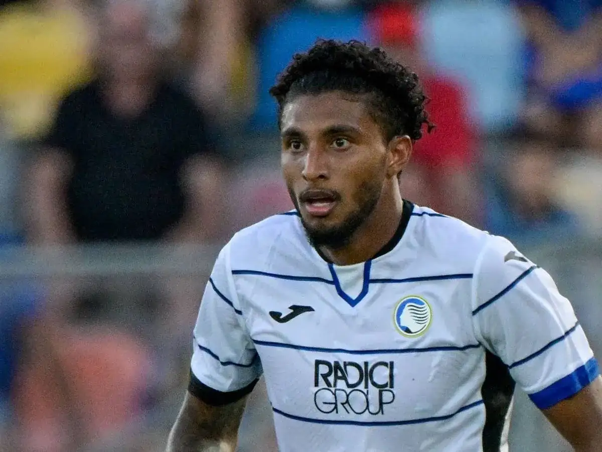 &Eacute;derson dos Santos, jugador del Atalanta, con su caracter&iacute;stica melena rizada y mirada concentrada en el partido.