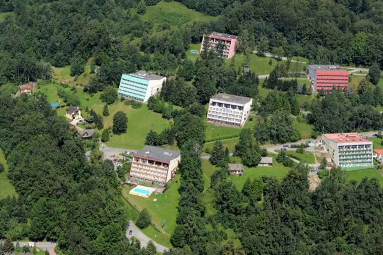 DW Globus Ustroń widok zewnętrzny lub Dolina Jaszowca