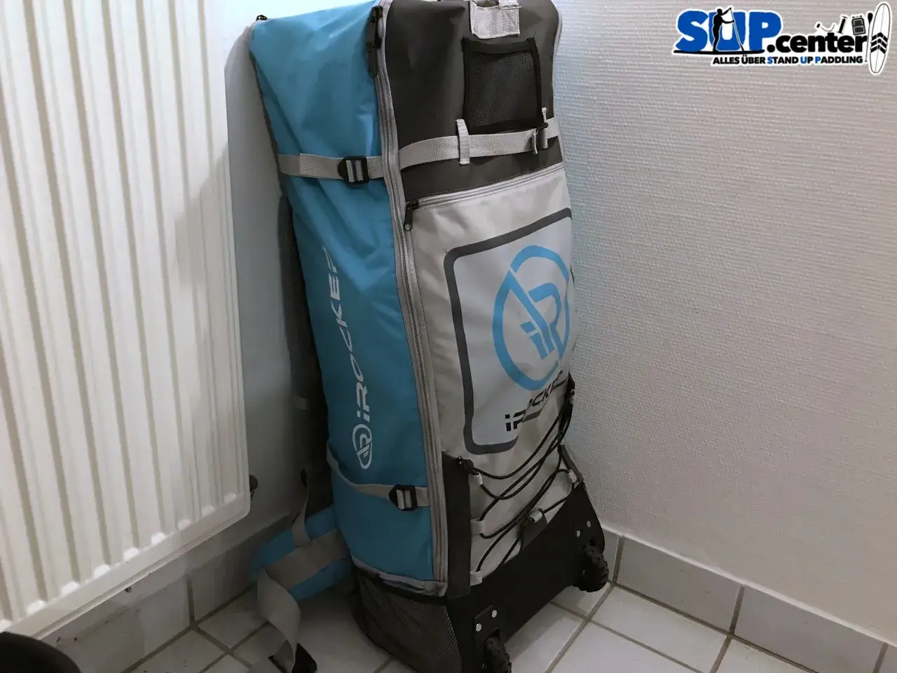 Großer Rucksack mit Rollen, ideal zum SUP lagern. Er ist blau und grau, mit dem iRocker Logo.