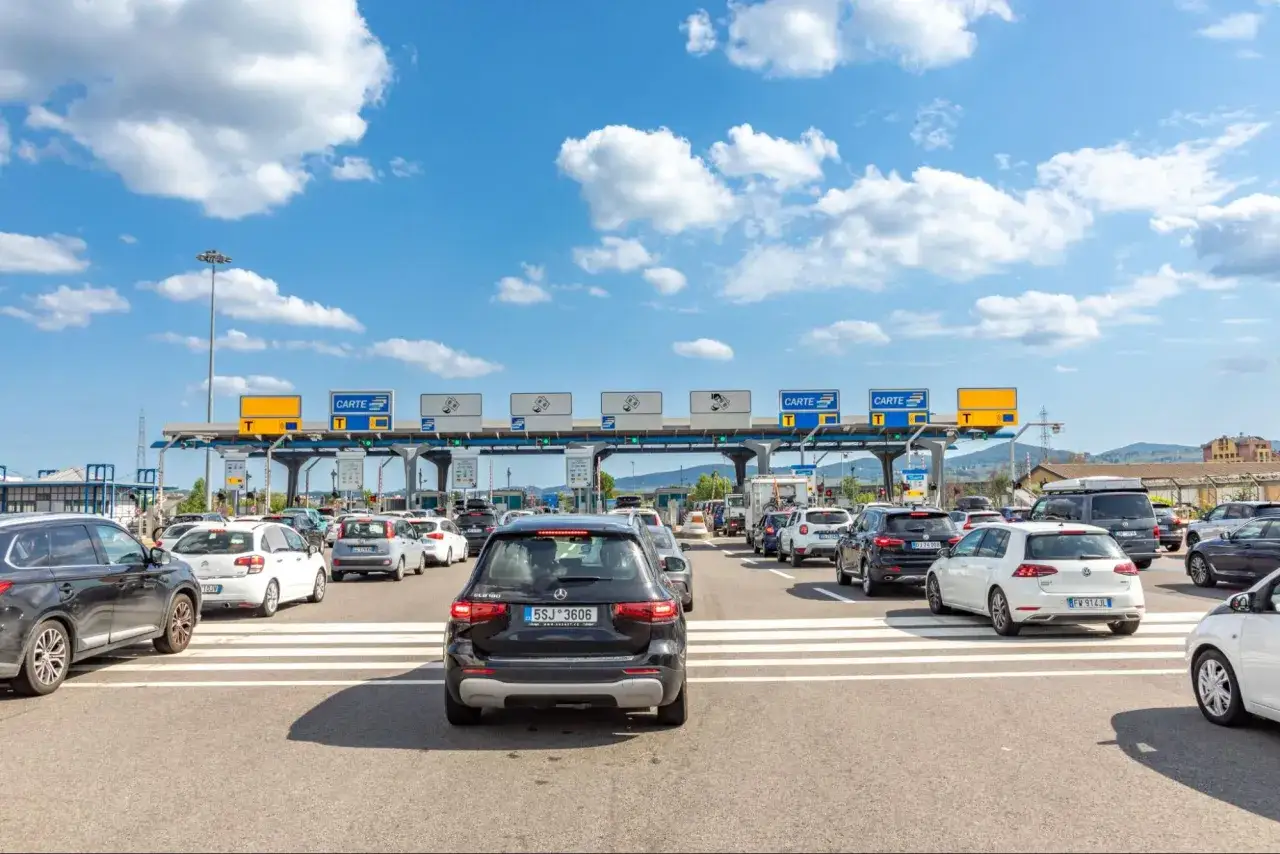 Voitures attendant au p&eacute;age en Italie, un moment de pause avant de reprendre la vitesse sur les autoroutes.