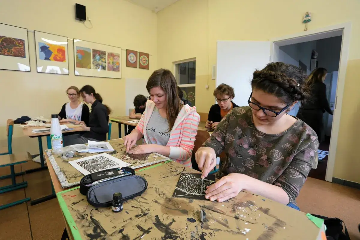 Uczniowie gimnazjum pracujący nad projektem edukacyjnym