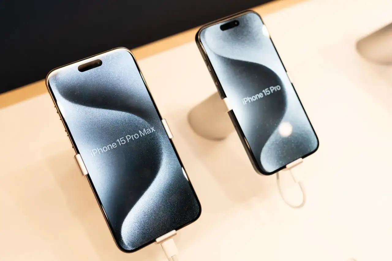 Dwa iPhone'y 15 Pro Max na wystawie. Zastanawiasz się, ile megapikseli ma iPhone 15?