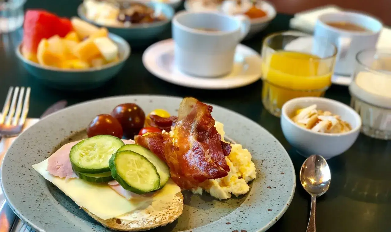 En h&auml;rlig **continental frukost** med &auml;ggr&ouml;ra, bacon, sm&ouml;rg&aring;s med ost och skinka, tomater, gurka, frukt och juice.