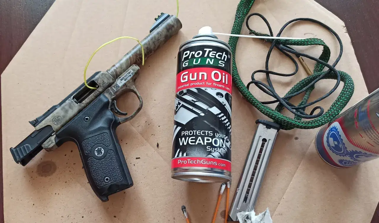 Pistolet, magazynek, wycior i puszka oleju do konserwacji broni ProTech Guns.