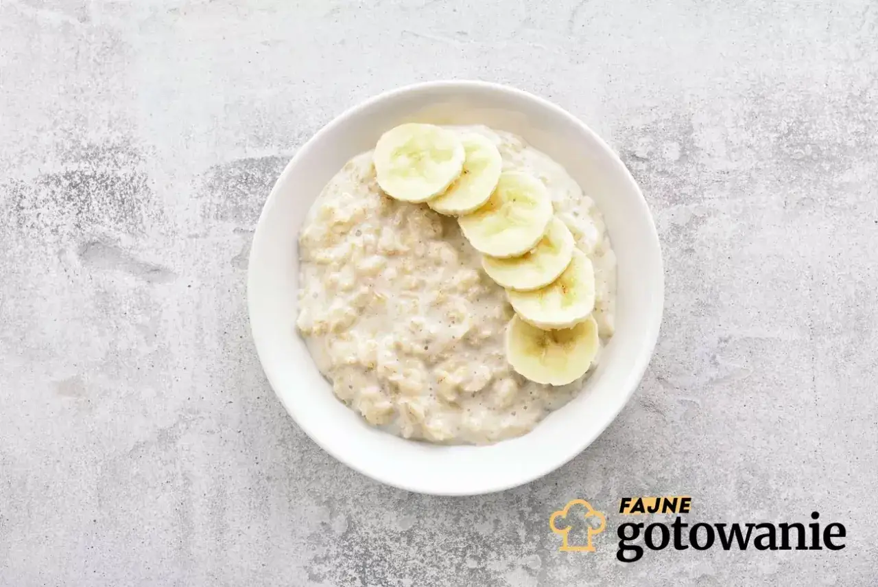 Pyszna owsianka z bananem, idealna na zdrowe śniadanie. Kremowa konsystencja i słodycz banana tworzą doskonałe połączenie.