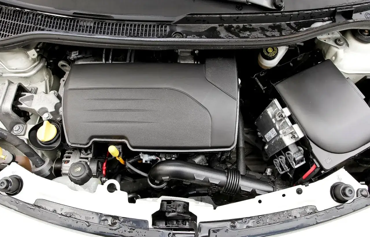 Silnik Renault Twingo 2, czysty i zadbany, gotowy do jazdy.