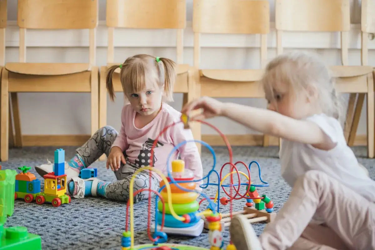 Dos ni&ntilde;as juegan con bloques y un &aacute;baco de cuentas, desarrollando sus funciones ejecutivas.