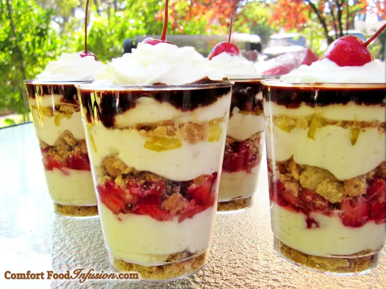 D&eacute;licieuse recette banana split en verrine : couches de cr&egrave;me, fruits rouges, bananes, crumble et cerises confites. Parfait pour un dessert estival.