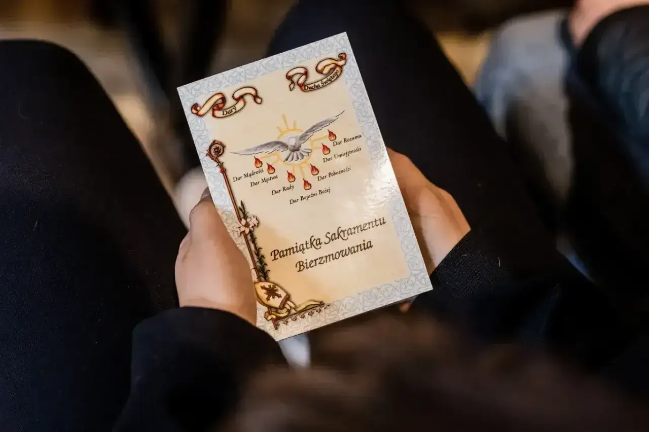 Pamiątka Sakramentu Bierzmowania z imienia do bierzmowania męskie. Widnieje gołębica Ducha Świętego i siedem darów.