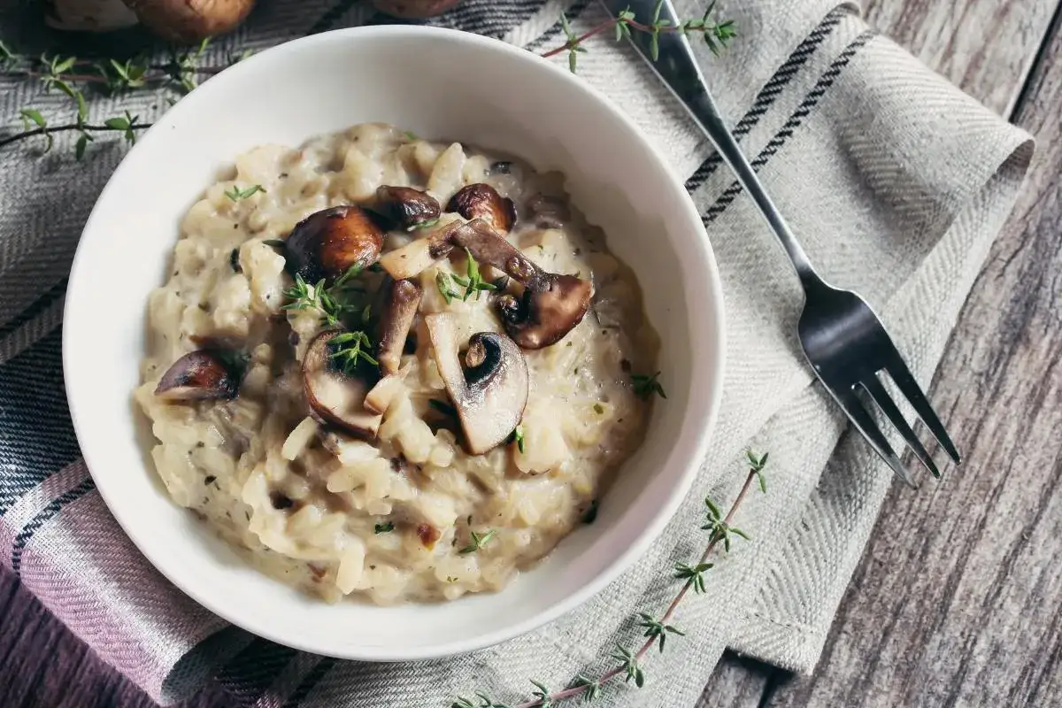 Risotto cr&eacute;meux aux champignons, garni de thym frais. Une alternative savoureuse au vin blanc pour un risotto parfait.