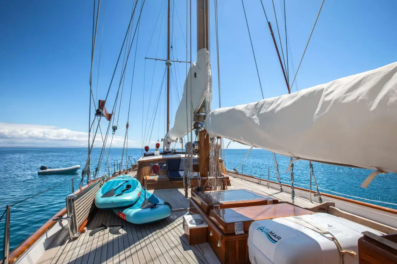Segelboot mit zwei aufblasbaren SUPs, bereit f&uuml;r Abenteuer. Der **sea cloud spirit** erwacht, wenn die Segel gesetzt werden.