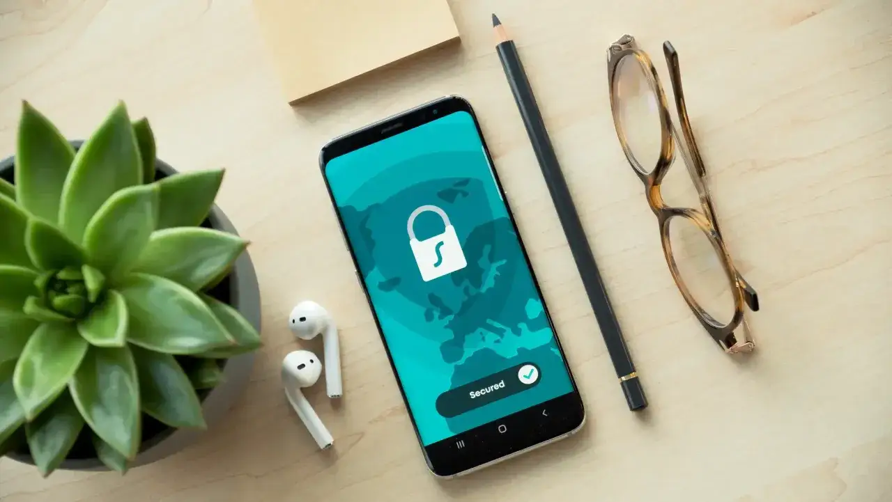Telefon z ikoną kłódki i napisem 