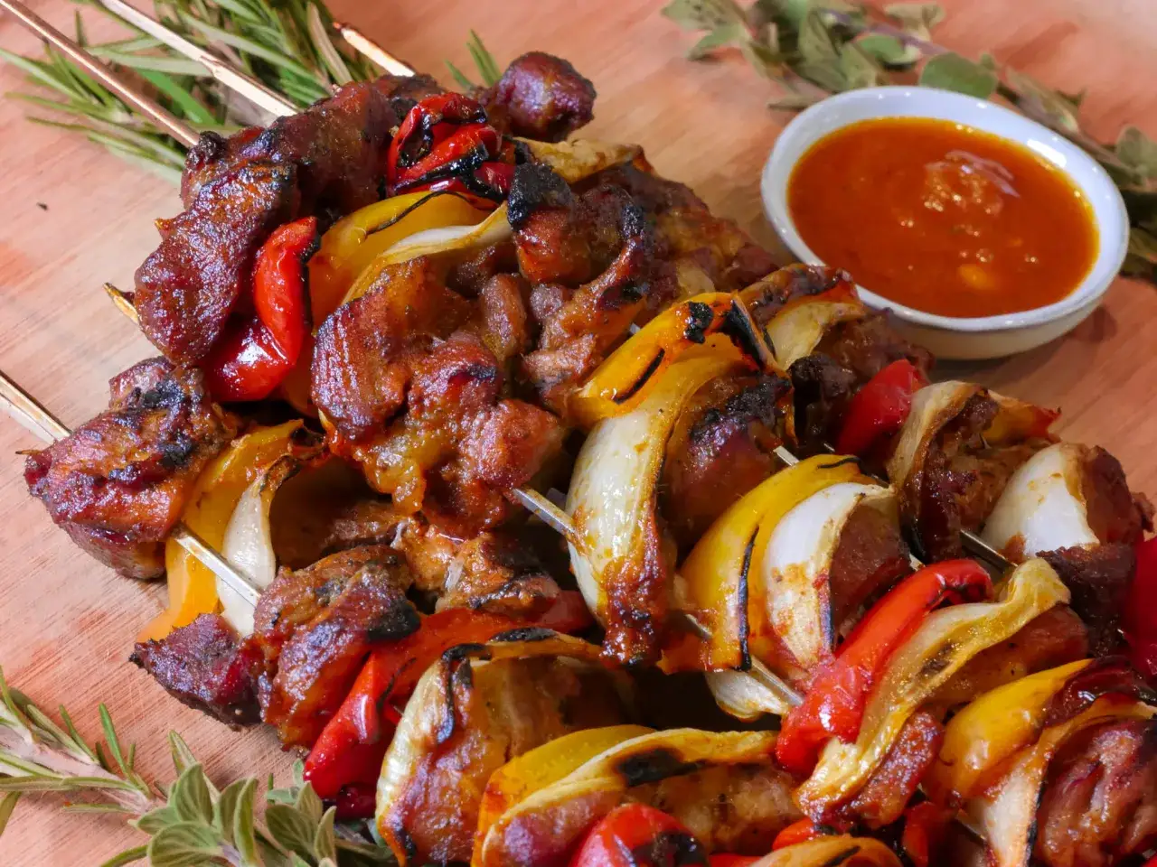 Saftige Schaschlik-Spieße mit Paprika und Zwiebeln, perfekt für ein leckeres Schaschlik Rezept. Dazu eine würzige Sauce.