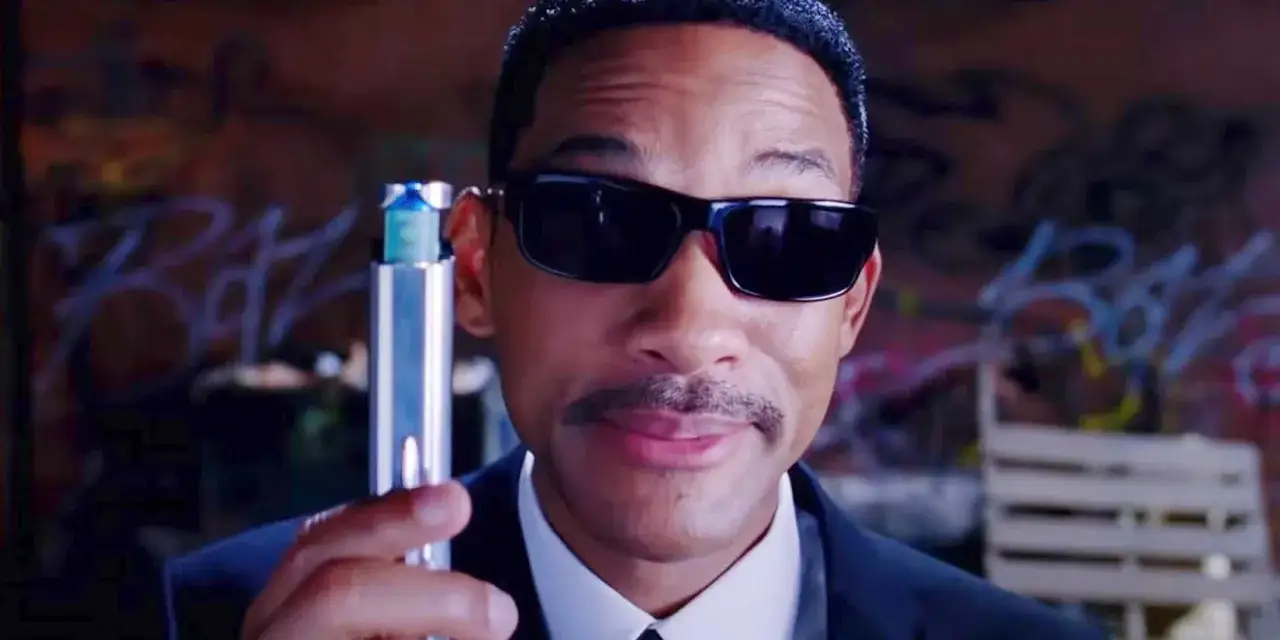 Will Smith w czarnym garniturze i okularach trzymający srebrne urządzenie. Czy to on wie, dlaczego znany aktor odmówił przyjęcia głównej roli w hicie Netflixa?