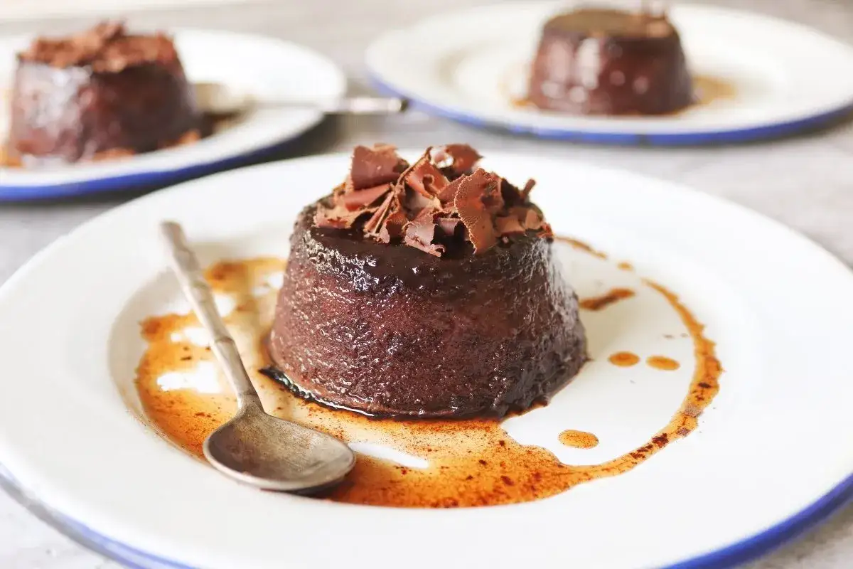 Delicioso flan de chocolate, cubierto con virutas de chocolate y ba&ntilde;ado en salsa de caramelo. Un postre irresistible.