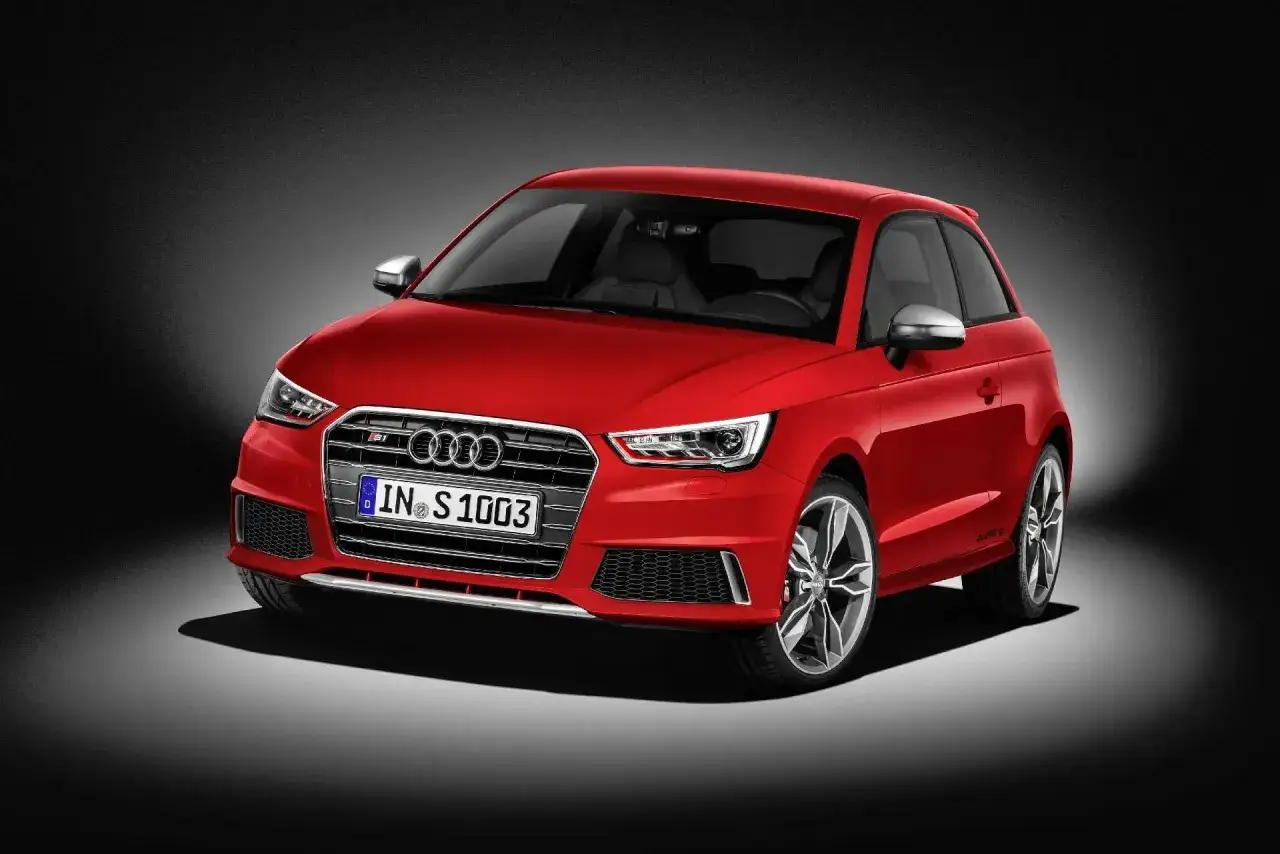 Czerwony Audi S1 z napędem quattro, prezentujący sportowy design i dynamiczną sylwetkę.