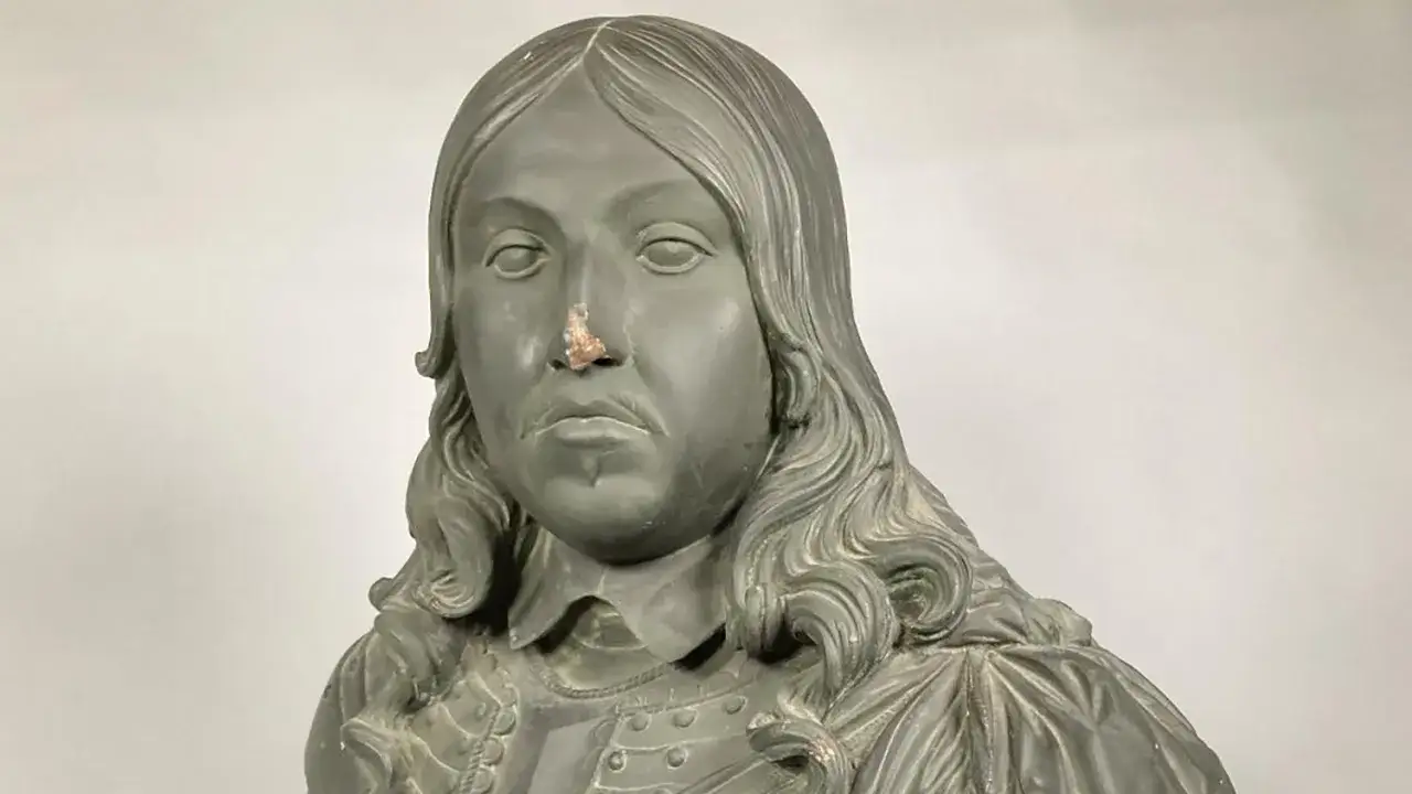 Byst av Karl X Gustav, en gång en mäktig kung. Hans död är en gåta, men denna staty ger en glimt av hans ansikte.