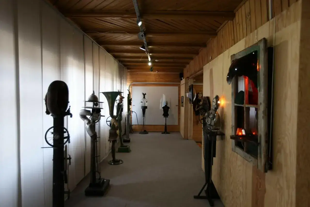 Władysław Hasior w swojej galerii: surrealistyczne rzeźby z metalu i przedmiotów codziennego użytku, tworzące niepokojący, ale fascynujący świat.