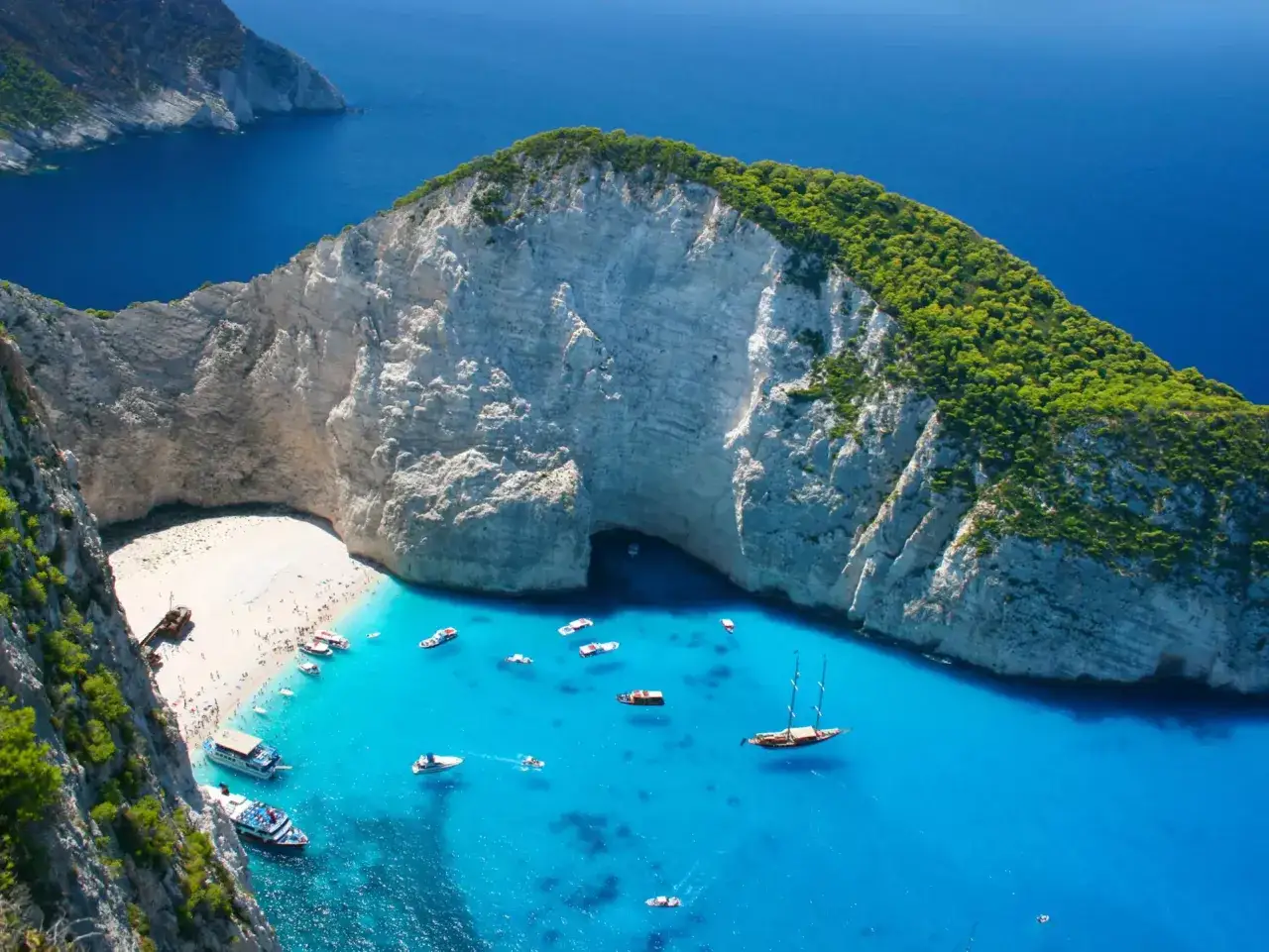 Navagio Beach, Zakynthos &ndash; jedna z najpiękniejszych plaż w Grecji. Biały piasek, turkusowa woda i majestatyczne klify tworzą rajski krajobraz.
