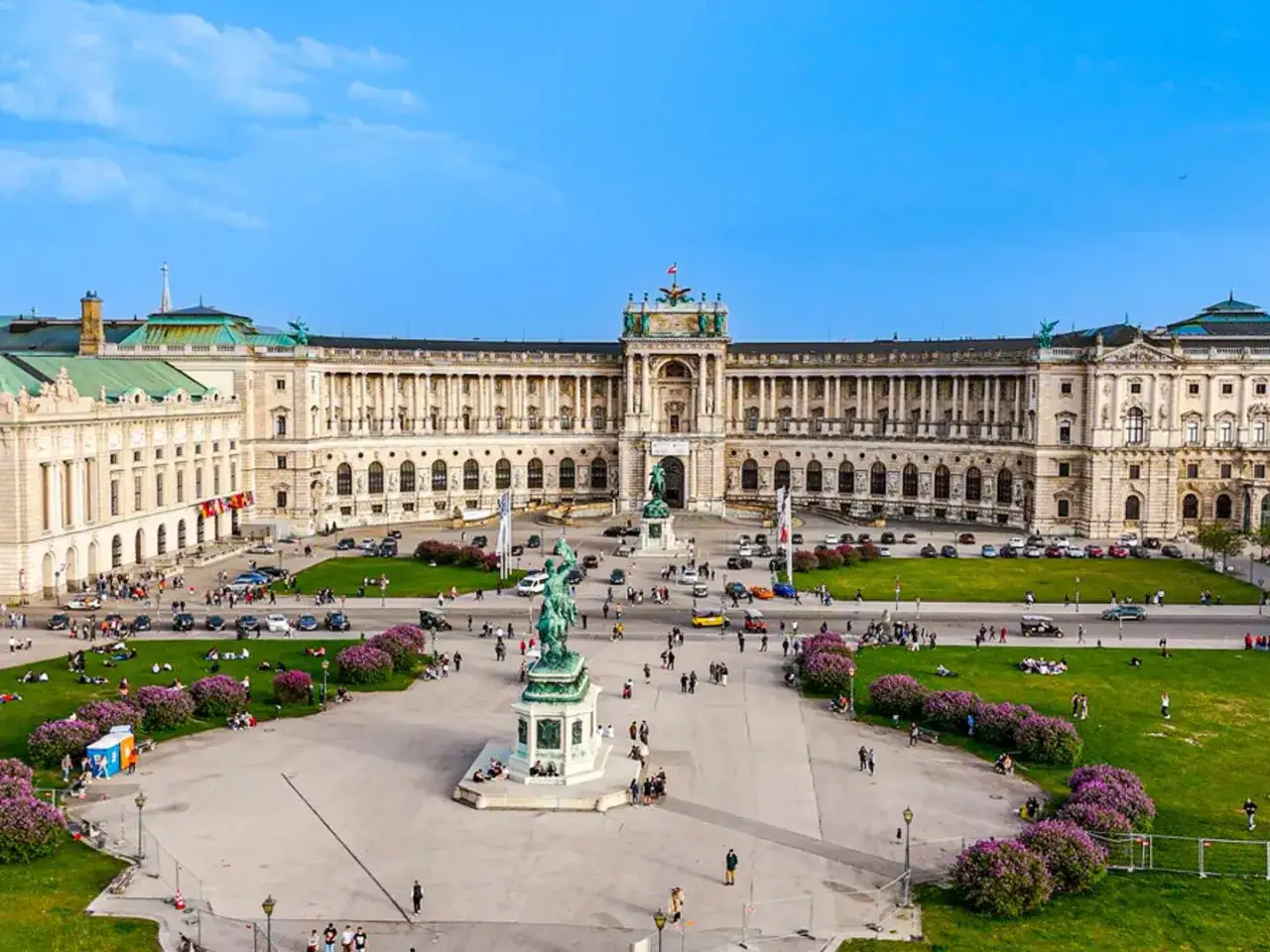 Wiedeń, Austria. Imponujące zabytki wiedeńskie, w tym Hofburg, otoczone zielenią i placem z pomnikiem.