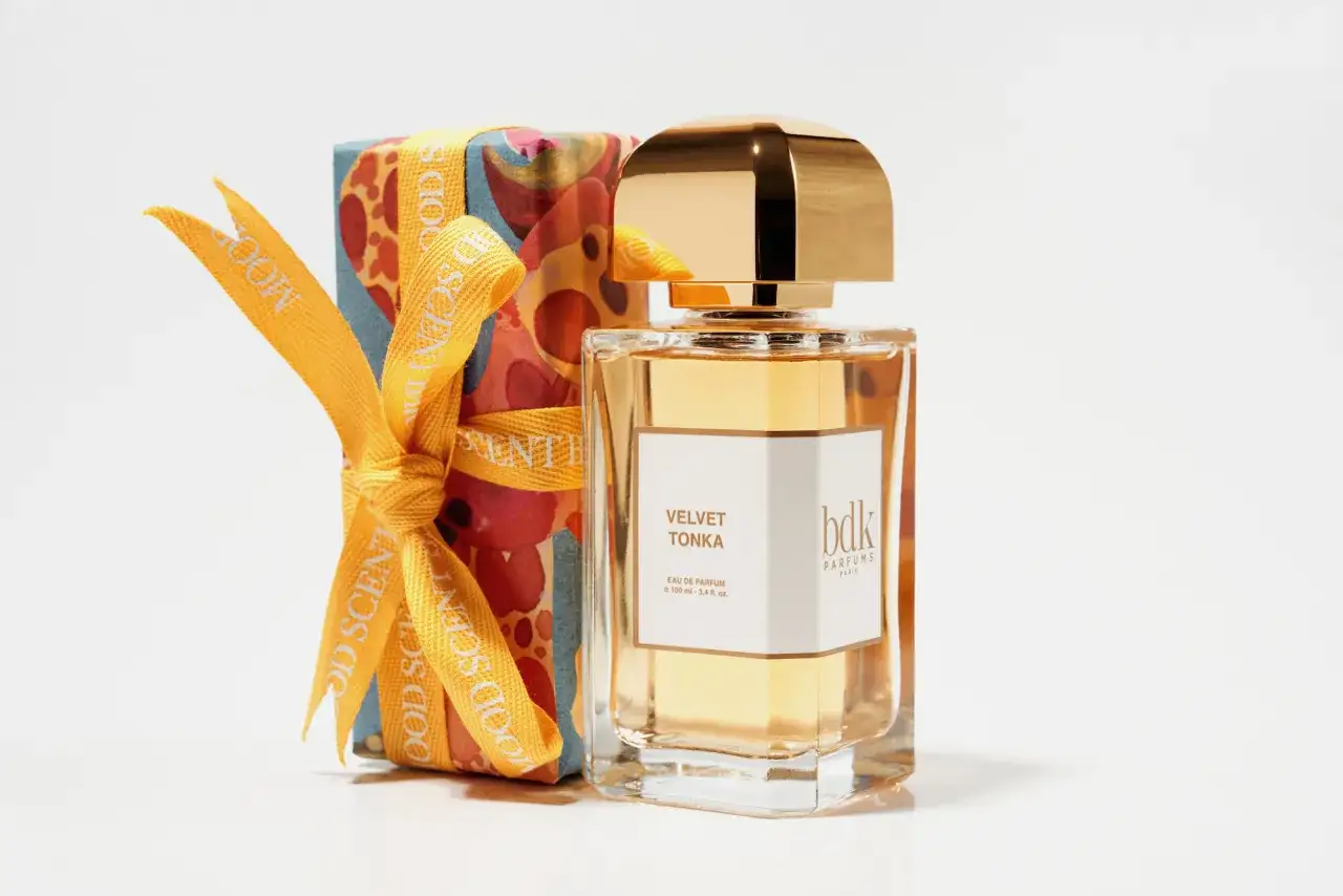 Elegancka butelka perfum BDK Velvet Tonka i ozdobne pudełko. Dlaczego znana modelka nigdy nie używa tradycyjnych perfum z drogerii? Bo ceni unikalne zapachy.