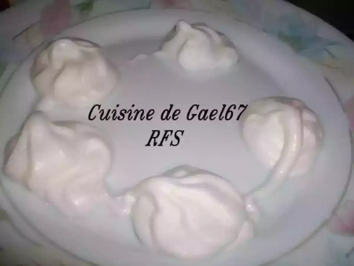 Cinq meringues blanches sur une assiette, pr&ecirc;tes pour le temps de cuisson des blancs en neige au micro-ondes.