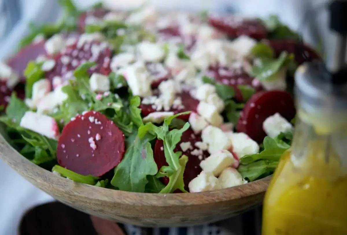 Roter Rübensalat mit Rucola und Feta, verfeinert mit getrockneten Tomaten. Ein mediterraner Genuss!