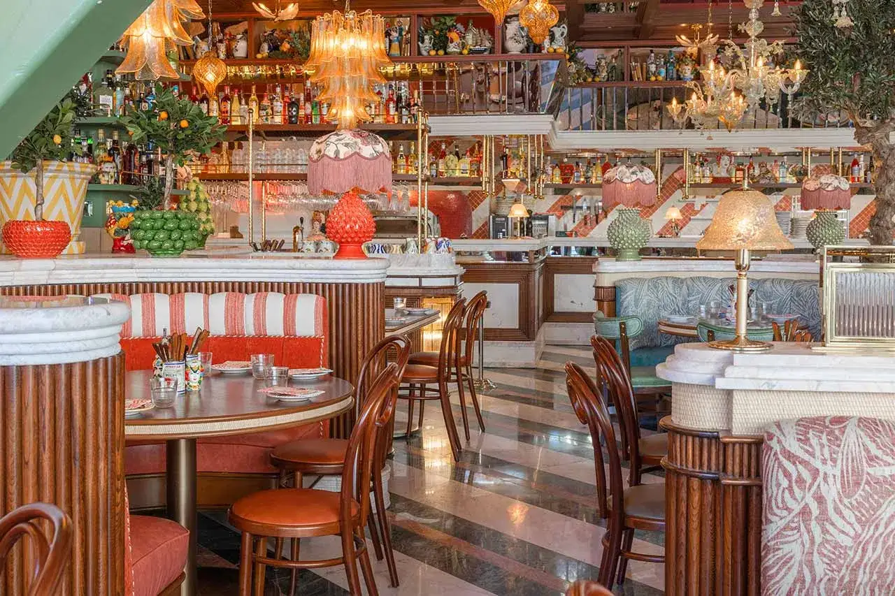 En livlig inredning med orangea och gr&ouml;na detaljer, som p&aring;minner om de b&auml;sta italienska restaurangerna i Stockholm.