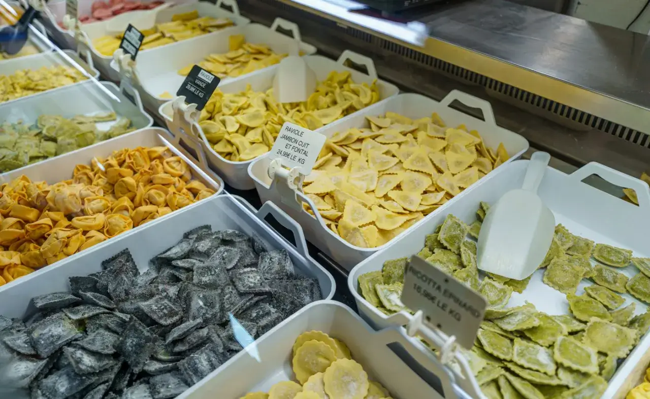 Assortiment de ravioles fra&icirc;ches, une sp&eacute;cialit&eacute; culinaire de Metz, aux garnitures vari&eacute;es : viande, jambon-fromage, ricotta-&eacute;pinards.