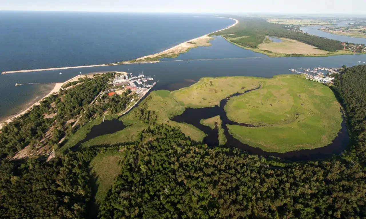 Malowniczy widok na Sobieszewo plażę, z morzem, jeziorem, lasem i mariną jachtową.